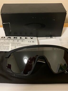 NWT Oakley Men's Wraparound Shield Sunglasses  Style # 0009280Black